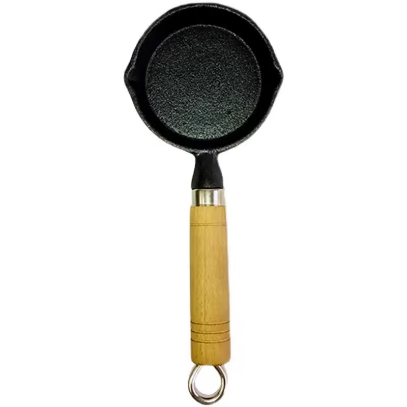 기름이 튀는 국수 숟가락 전골 미니 주철 요리 기름 기름 묻은 작은 철 냄비